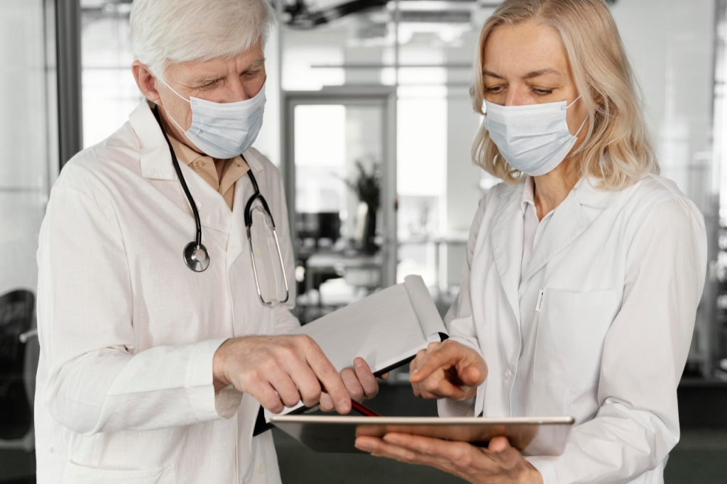 doctors-with-medical-masks-talking (1).jpg